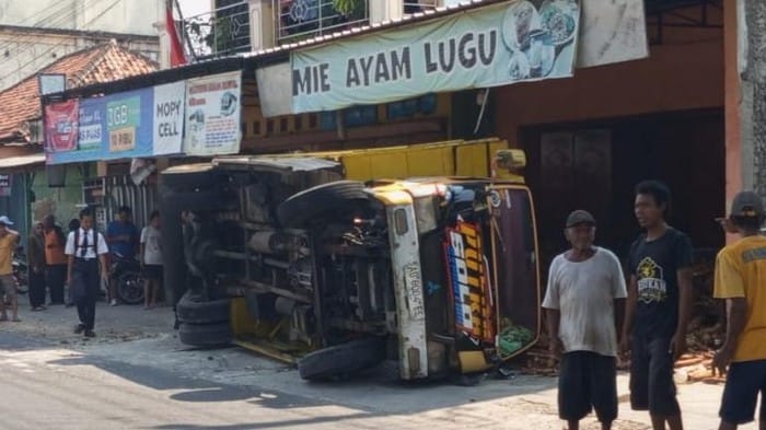 Kecelakaan di Klaten, Truk Ketela Terguling Timpa Warung Mi Ayam