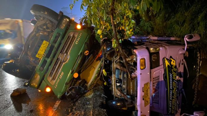 Tanjakan Lemahabang Semarang Memakan Korban, Dua Truk Terguling dan Gegerkan Warga