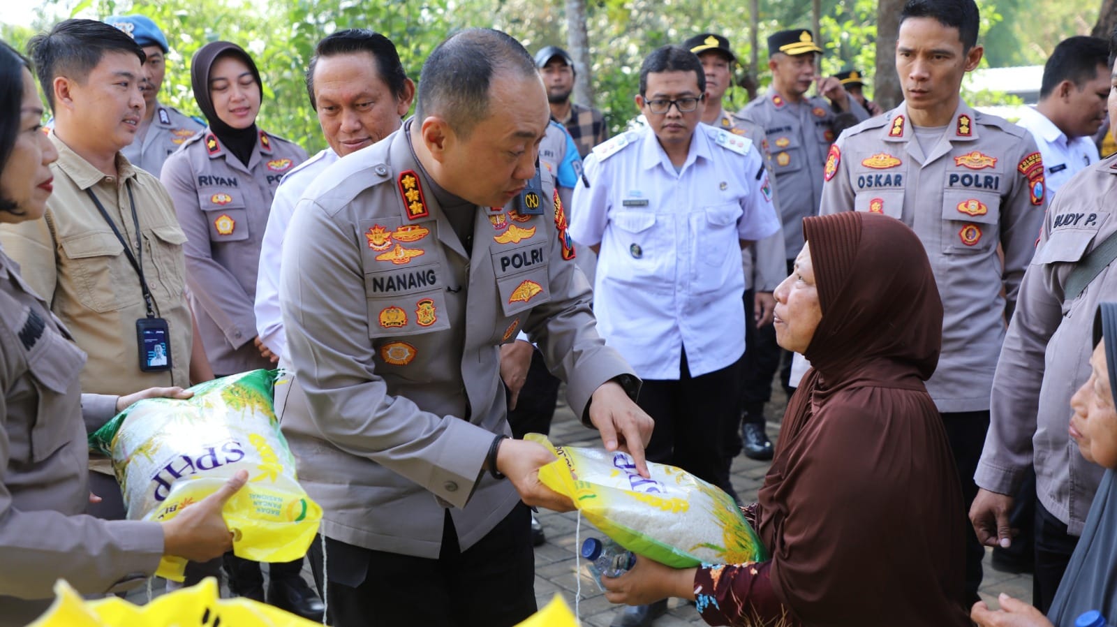 Tanam Jagung Bareng Warga, Polresta Malang Kota Hadirkan Layanan Kesehatan dan Pasar Murah