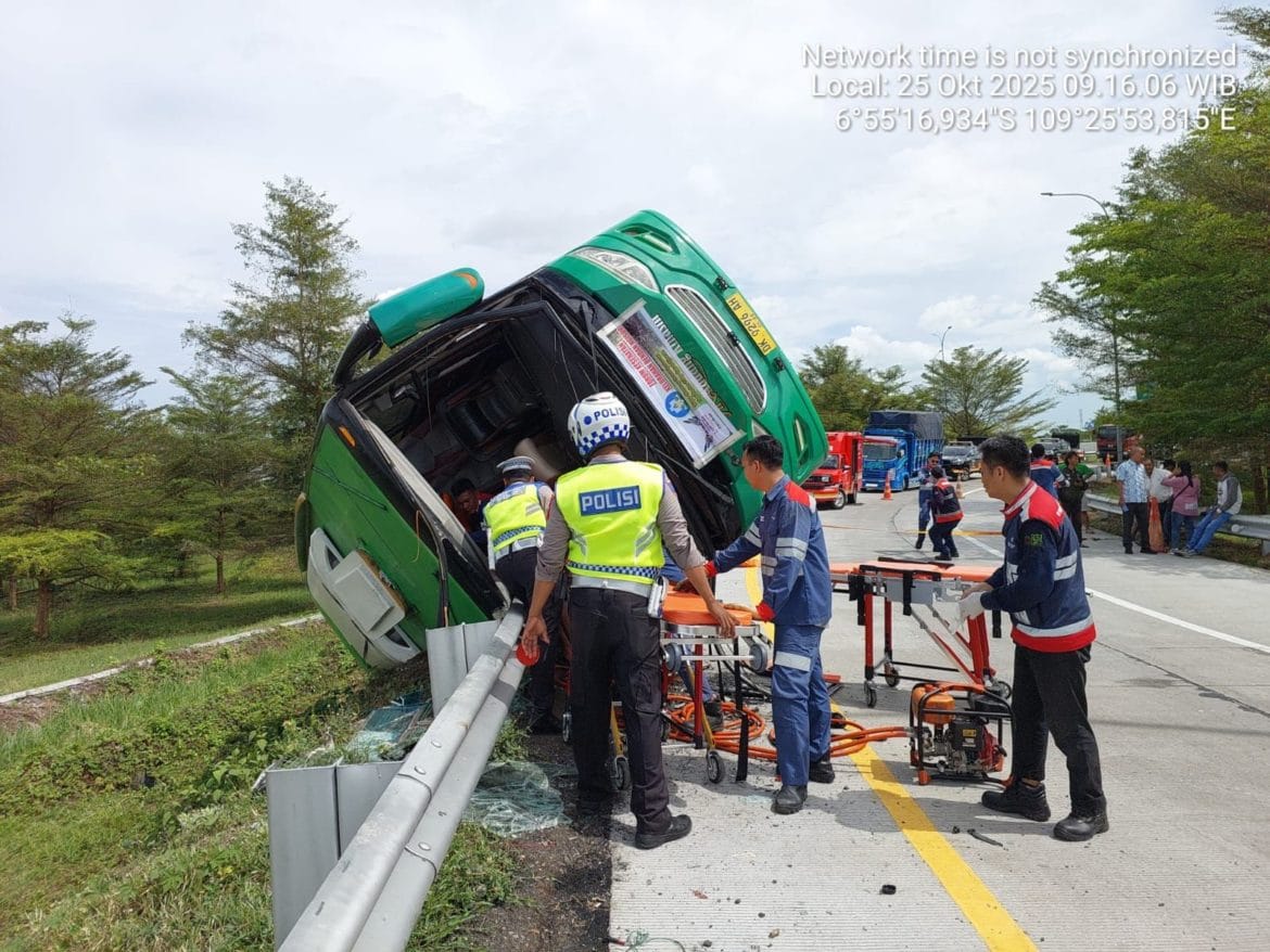 Rem Blong Diduga Jadi Penyebab Bus Pariwisata Kecelakaan di Tol Pemalang
