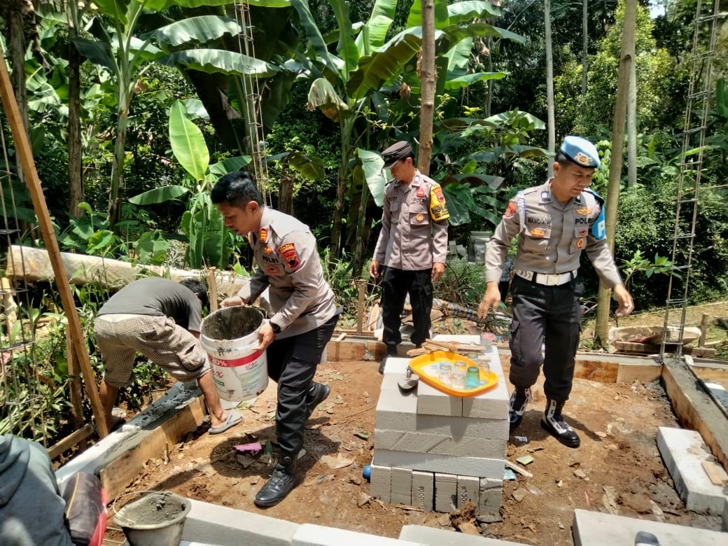 Rumah Bambu Roboh Diterjang Angin Kencang, Polres Semarang Tinjau dan Bantu Warga