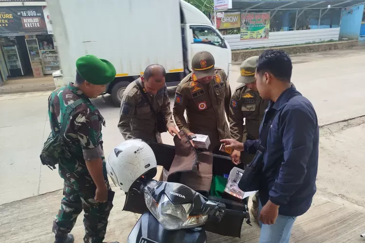 Razia Satpol PP Amankan 3.100 Rokok Ilegal dari Sejumlah Toko
