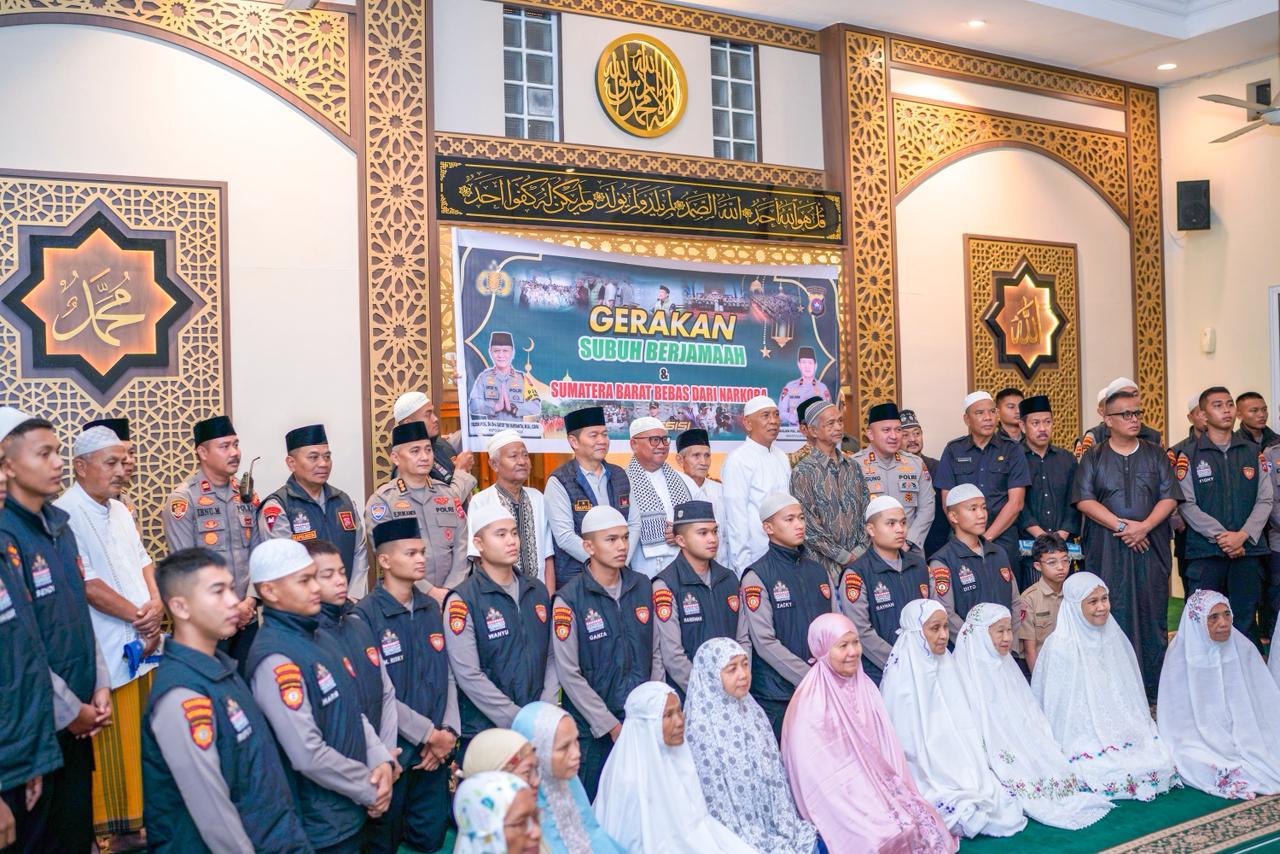 Masjid Gemuruh oleh Dzikir: Wakapolda Sumbar Brigjen Pol Solihin dan Jajaran Polda Padang Turun Subuh Berjamaah