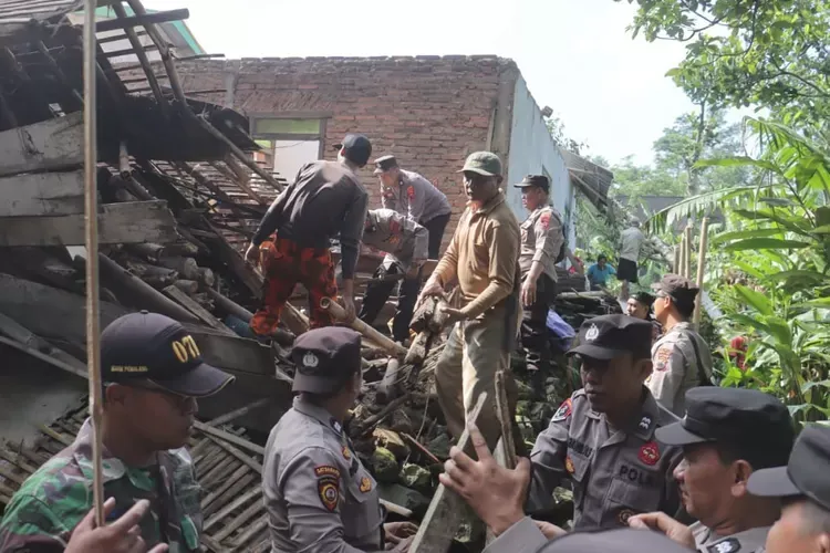Angin Puting Beliung Terjang Desa Kuta, Delapan Rumah Terdampak