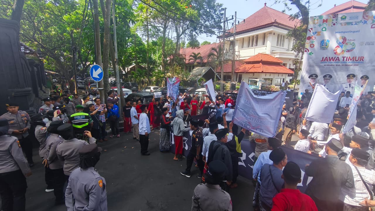 Polresta Malang Kota Tunjukkan Sisi Humanis saat Amankan Aksi Elemen Santri