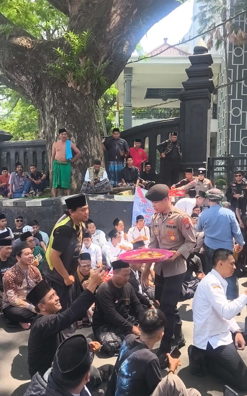 Polresta Malang Kota Tunjukkan Polisi Humanis, Bagikan Gorengan di Tengah Aksi Santri