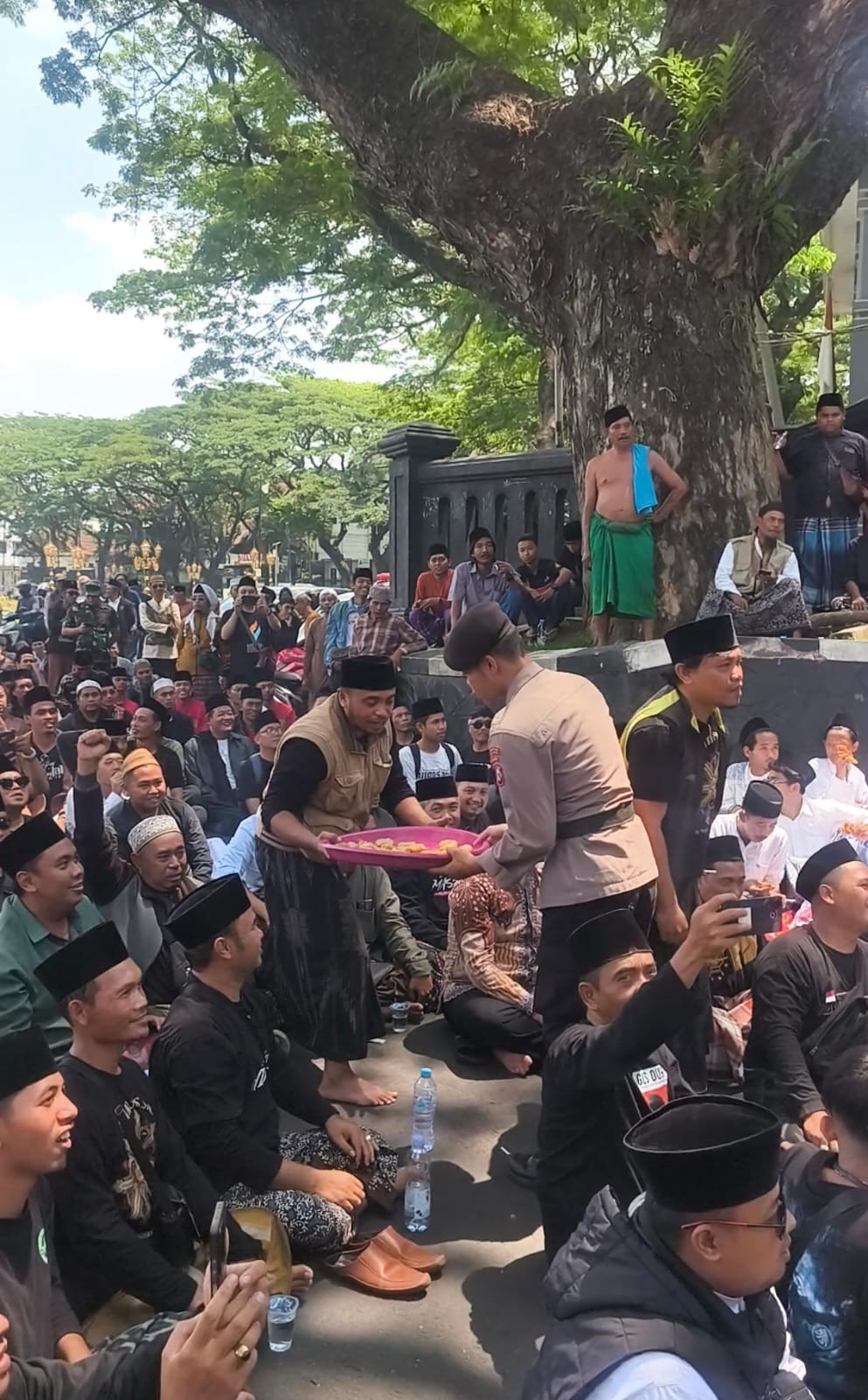 Polresta Malang Kota Kawal Aksi Santri dengan Senyum, Gorengan, dan Air Mineral