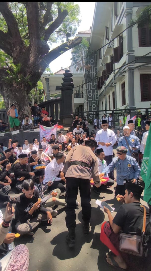 Polresta Malang Kota Jaga Aksi Santri dengan Humanis, Tak Ada Gesekan di Lapangan