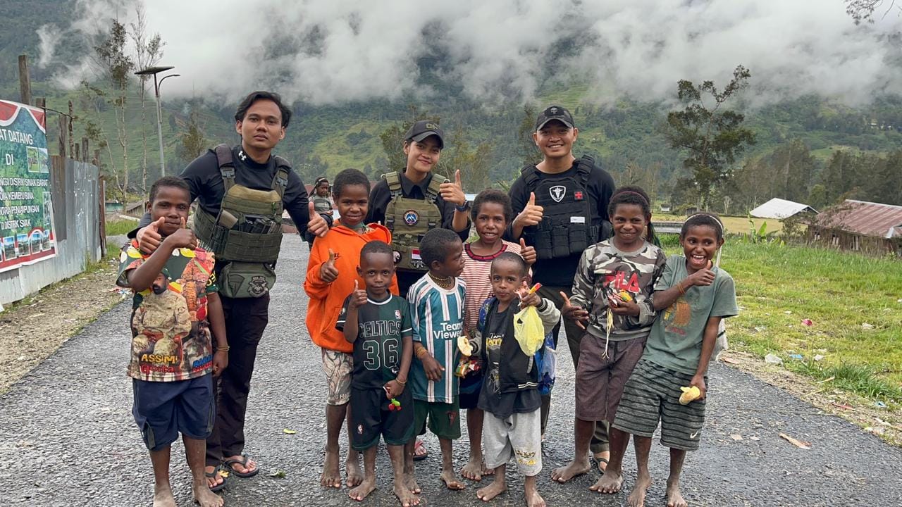 Satgas Damai Cartenz Gelar Pemeriksaan Kesehatan Gratis untuk Warga Sinak