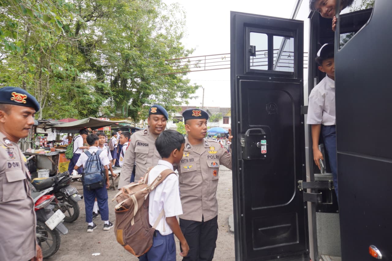 Brimob Kalteng Hadirkan Bus Sekolah Gratis untuk Dukung Pendidikan dan Keselamatan Anak