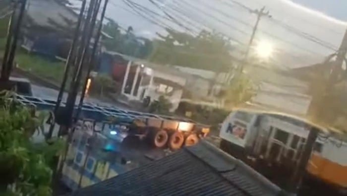 Detik-Detik KA Harina Hantam Truk Trailer di Kaligawe, Begini Faktanya