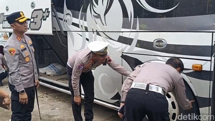 Polisi Dalami Penyebab Bus Haryanto Terguling, Fokus pada Kondisi Ban