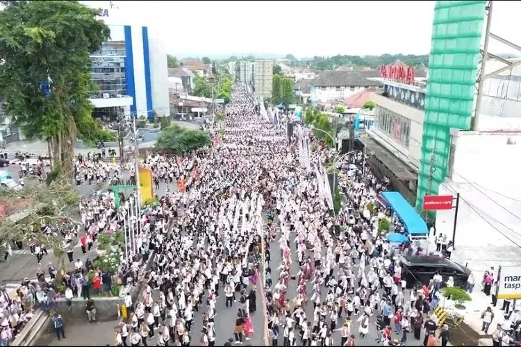 Unik, Personel Polres Magelang Kota Ikut Tampil dalam Flashmob Tari Kolosal di Acara Batik