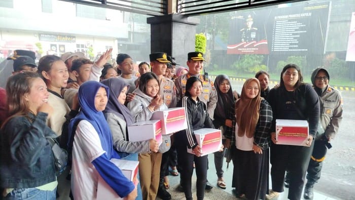 Senyum Semringah Buruh Saat Terima Baksos dari Polresta Malang Kota