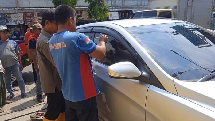 Bocah 2 Tahun Terkunci di Dalam Mobil Saat Orang Tua Belanja di Pasar Tanjung Cilacap