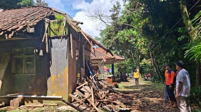 Diterjang Angin Kencang, Rumah Warga di Cilacap Ambruk dan BPBD Salurkan Bantuan