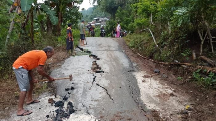 Hujan Deras Sebabkan Jalan di Cilacap Ambles 30 Cm, Warga Panik