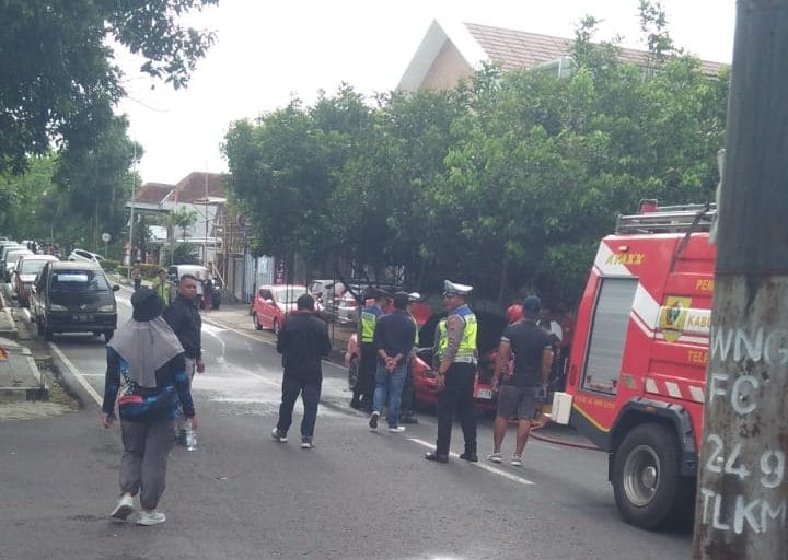 Mobil Terbakar di Depan Kantor Kejaksaan Wonogiri, Polisi Sigap Padamkan Api