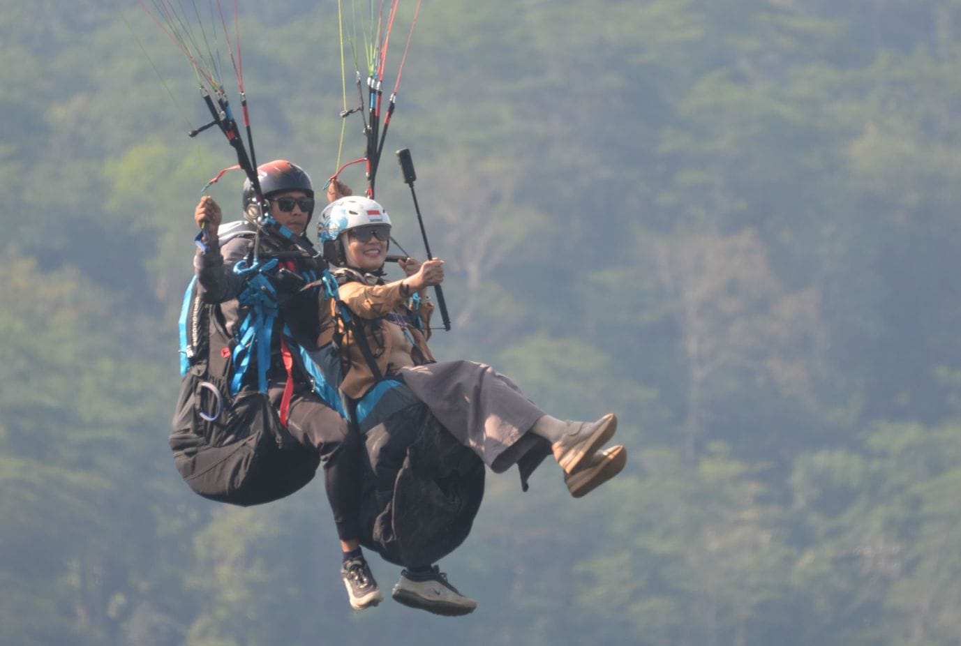 Anggota Polda Jateng Gandeng Pemkab Kendal Branding Sport Tourism Curug 1000 Paralayang