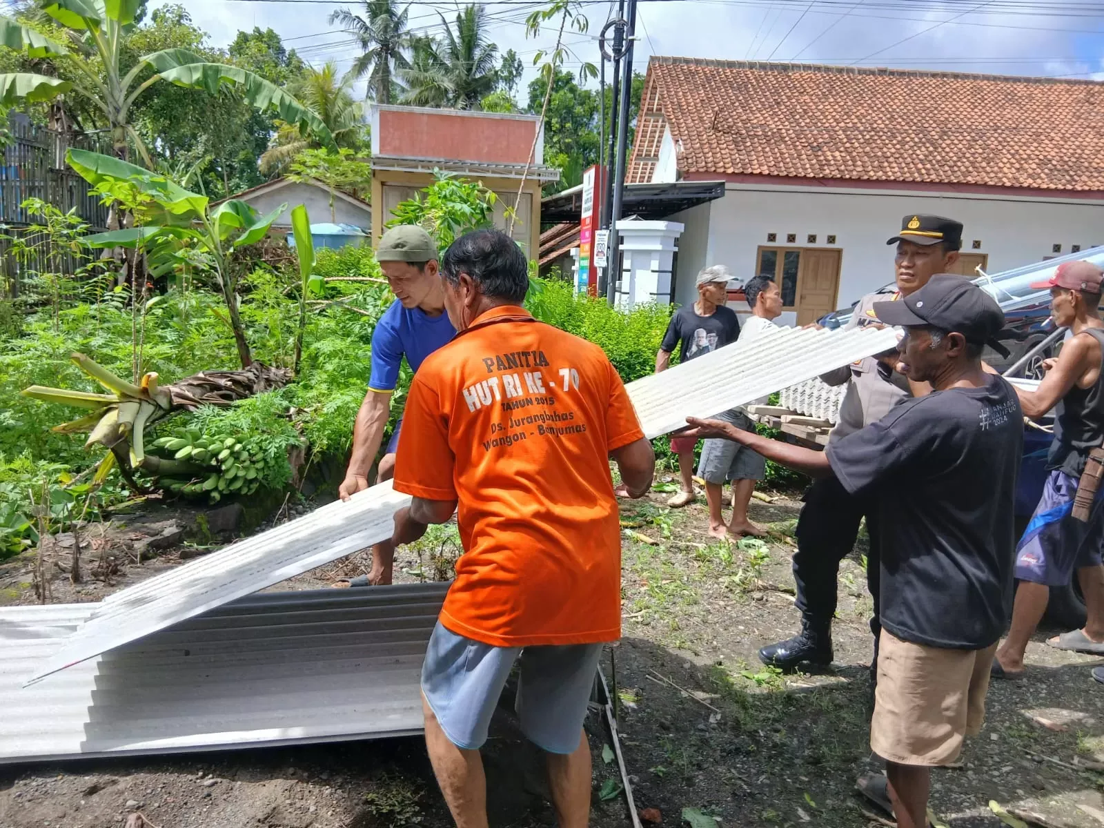 Polsek Wangon Respon Cepat, Bantu Perbaikan Rumah Warga di Jurangbahas