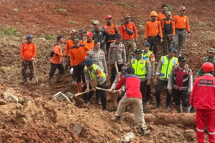 20 Korban Masih Tertimbun Longsor, Polresta Cilacap Kerahkan Anjing Pelacak