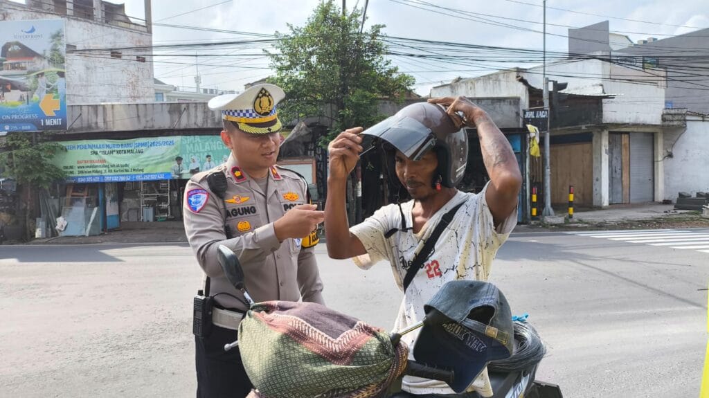 Respons Positif Warga, Satlantas Malang Bagikan Helm dan Edukasi Tertib Lalu Lintas