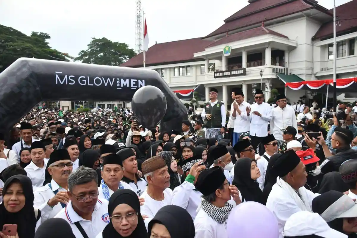 Ribuan Warga Meriahkan Jalan Sehat Sarungan Fun Walk Kota Malang Bernuansa Pesantren