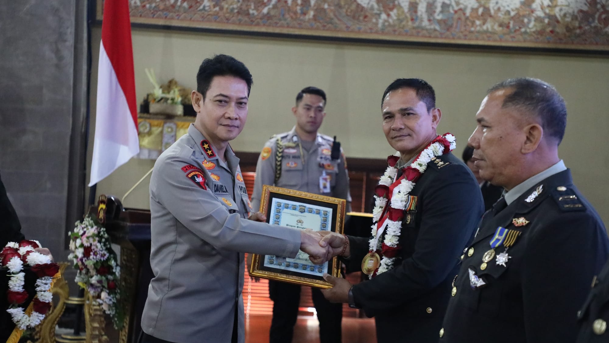 Kapolda Bali Beri Penghargaan kepada Personel Memasuki Purna Bhakti TA 2025