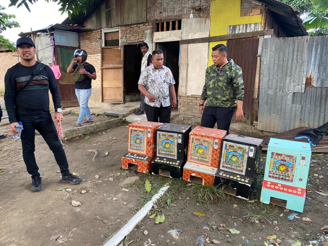 Sarang Narkoba di Pria Laut Digerebek, Pengedar Diringkus & Barak Dibakar Polisi