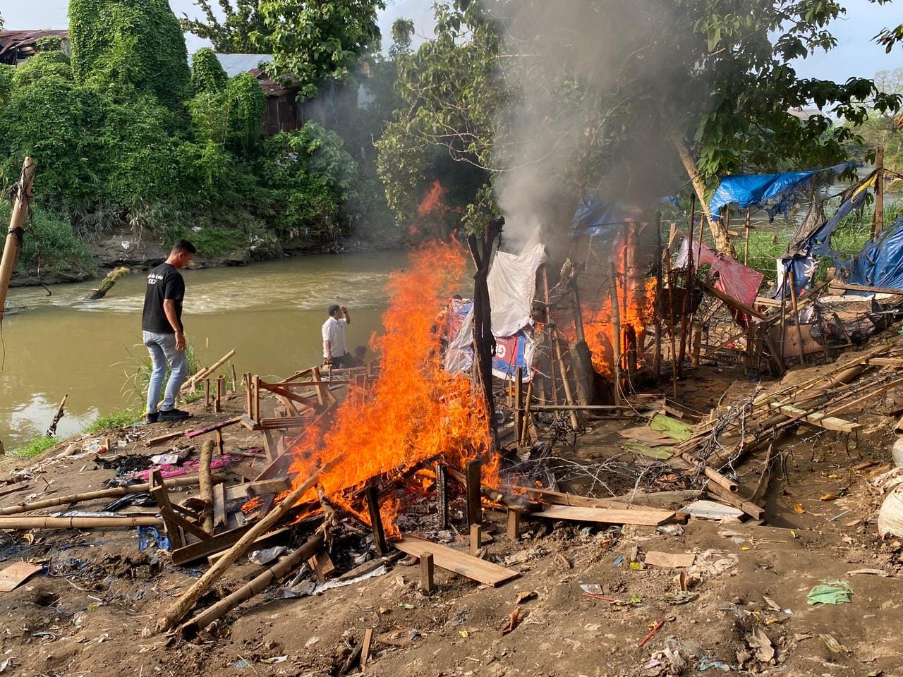 Sarang Narkoba di Pria Laut Digerebek, Pengedar Diringkus & Barak Dibakar