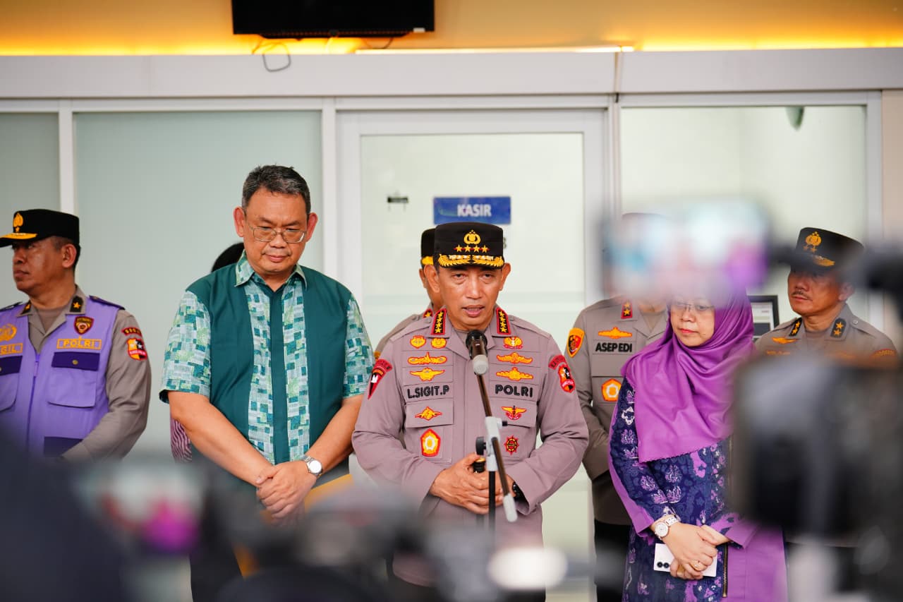 Kapolri Listyo Sigit Kunjungi Korban Ledakan SMAN 72 di RSI Cempaka Putih