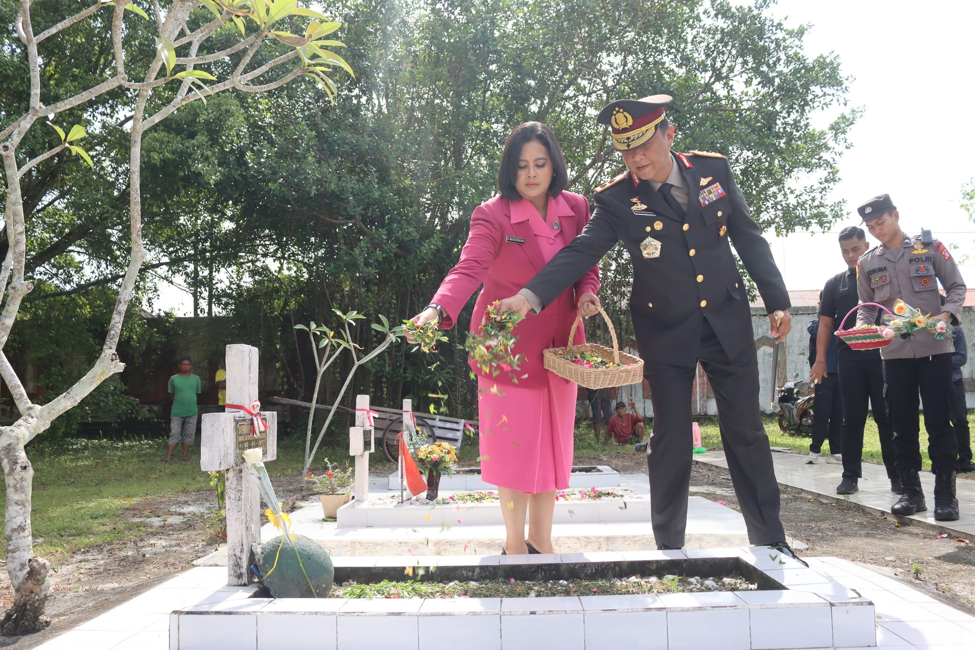 Peringatan Hari Pahlawan, Polda Kalteng Lakukan Ziarah dan Tabur Bunga di TMP Sanaman Lampang