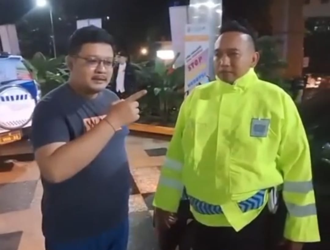 “Nyawa Prioritas Utama” Patwal Malang Kota Kawal Ibu Sakit Lambung di Tengah Lalin Padat