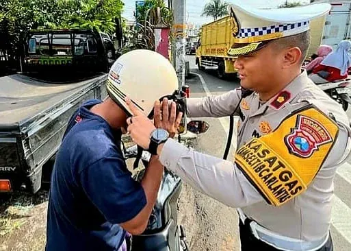 Operasi Zebra Semeru 2025, Polresta Malang Kota Bagi 100 Helm SNI untuk Pengendara: “Keselamatan Prioritas Utama!”