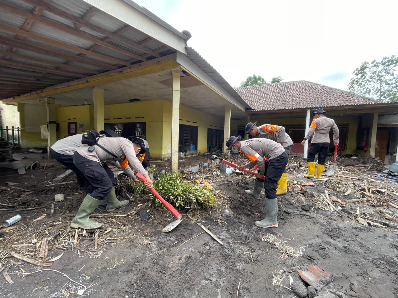 Brimob Jawa Timur Fokuskan Bantuan dan Pengamanan di Wilayah Terdampak Erupsi Semeru