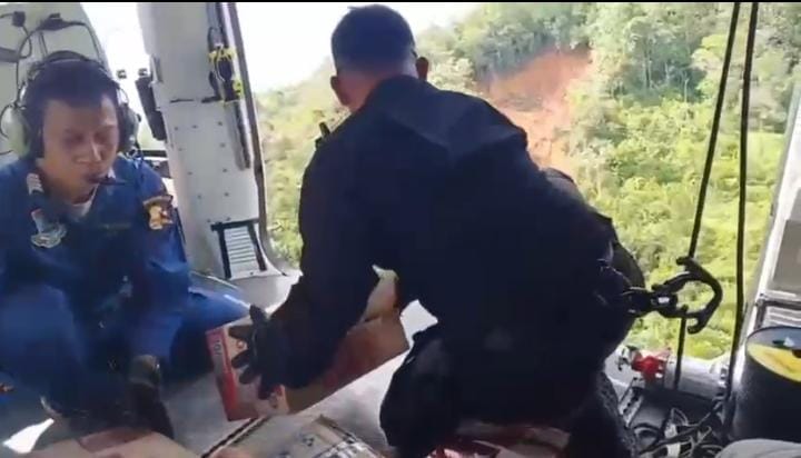 Polri Lanjutkan Distribusi Bantuan Bencana Banjir dengan Airdrop ke Taput dan Tapteng