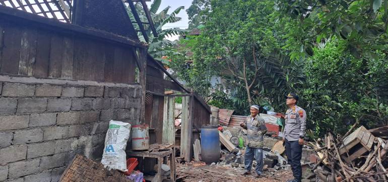 Peduli Korban Bencana, Polres Semarang Beri Bantuan ke Warga Pringapus dan Bergas