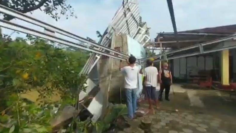 Diguyur Hujan Berturut-Turut, Sejumlah Bangunan di Banyumas Roboh