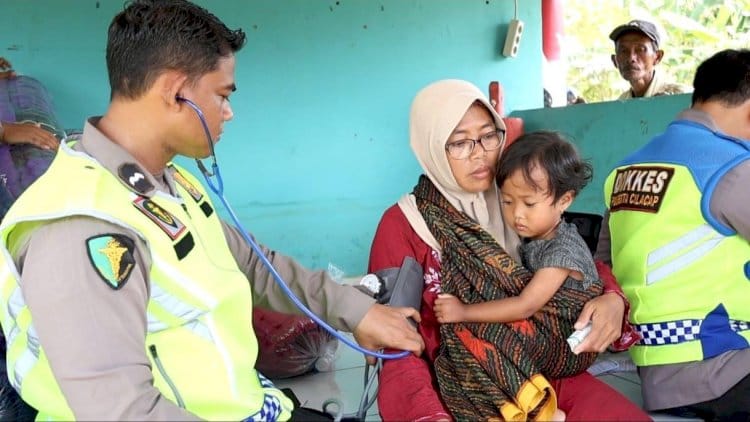 Polresta Cilacap Tunjukkan Kepedulian dengan Salurkan Bantuan bagi Korban Banjir Wanareja