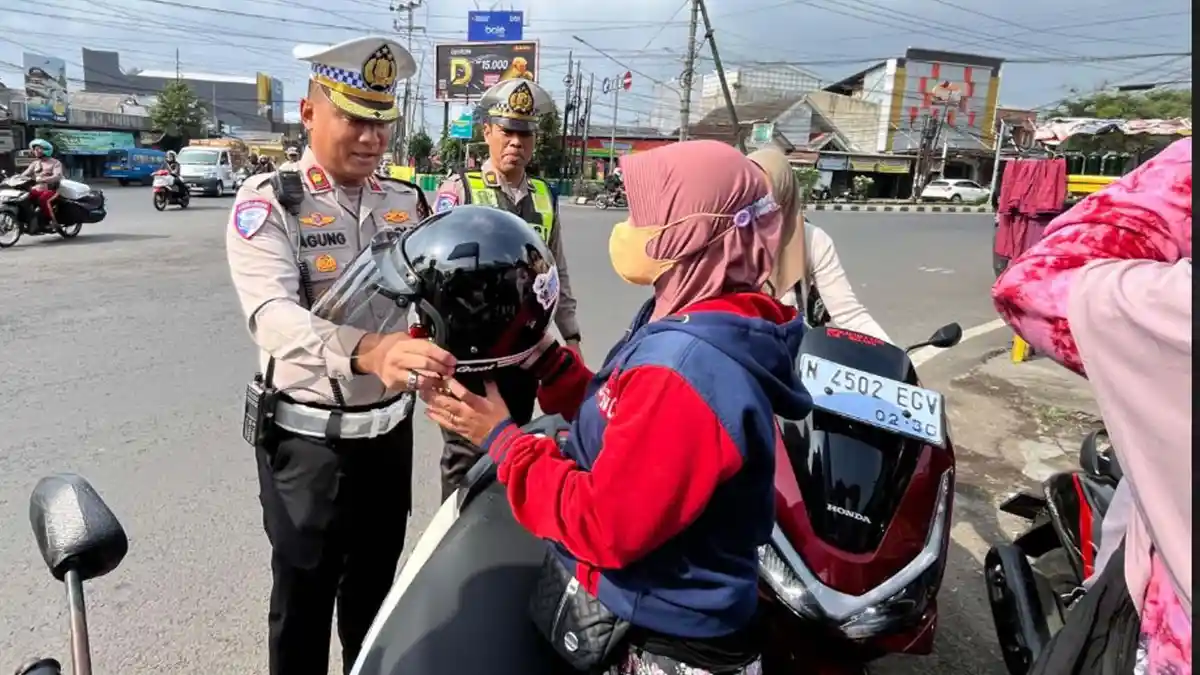 Pendekatan Humanis Polresta Malang Kota, Bagi Helm Demi Tekan Angka Kecelakaan