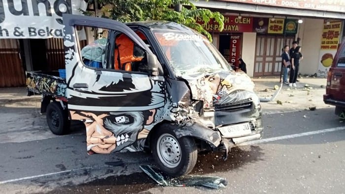 Sopir Diduga Ngantuk, Pikap Tabrak Innova dan Tiang Listrik di Prambanan Klaten
