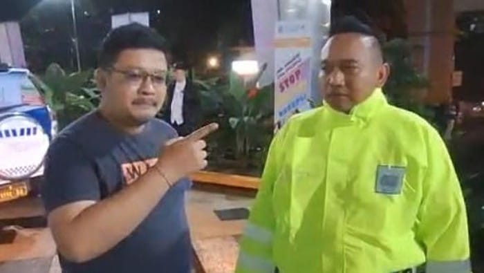 Polisi Buka Jalan, Patwal Polresta Malang Kawal Warga Sakit saat Terjebak Macet