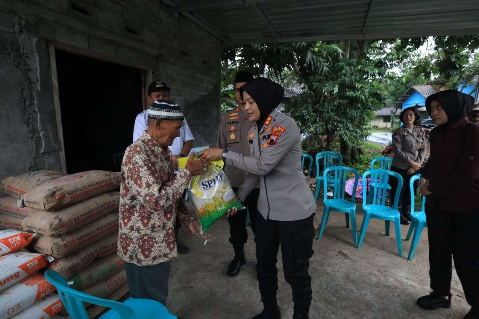 Warga Terdampak Puting Beliung di Semarang Dapat Bantuan dari Polres
