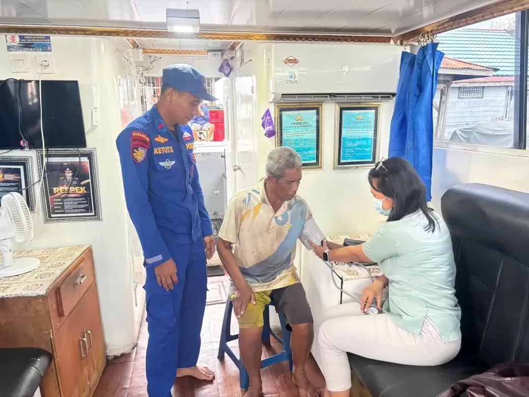 Klinik Terapung Polairud Polda Kalteng Berlabuh di Buntok, Warga Pesisir Nikmati Layanan Kesehatan Gratis