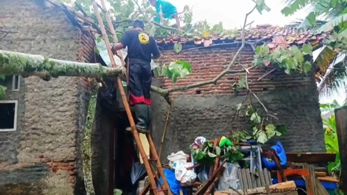 Angin Kencang Rusak 9 Rumah Warga di Patimuan Cilacap