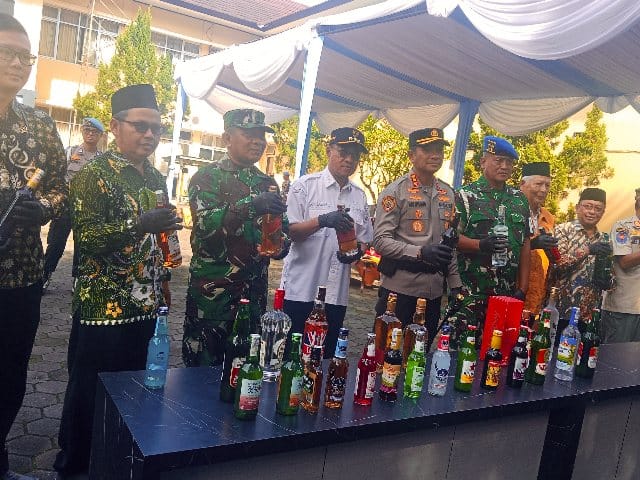 Amankan Nataru, Polresta Banyumas Musnahkan Ribuan Botol Minuman Keras