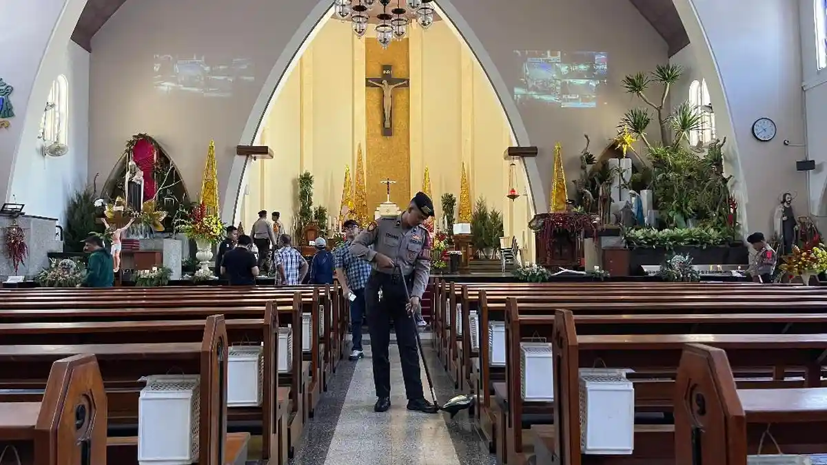 Polresta Malang Kota Lakukan Sterilisasi Gereja untuk Dukung Ibadah Natal 2025 Kondusif