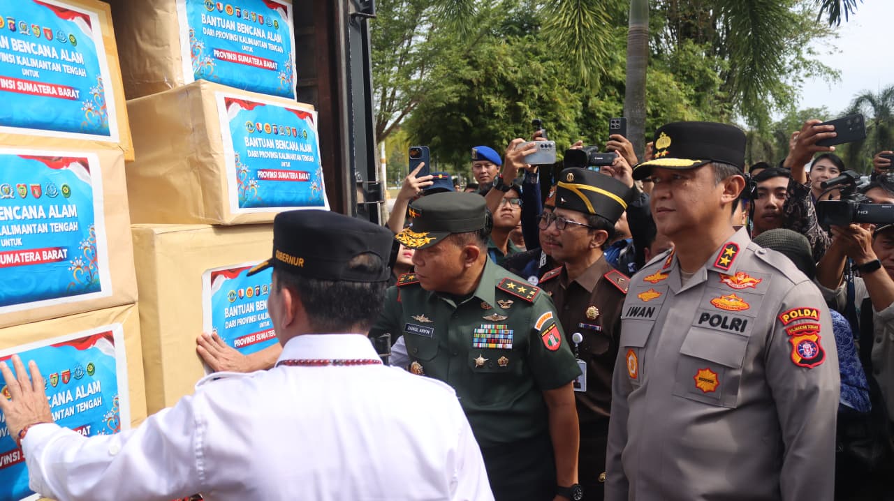 Kapolda Kalteng Bersama Gubernur dan Pangdam Kirim Bantuan Kemanusiaan ke Sumatera