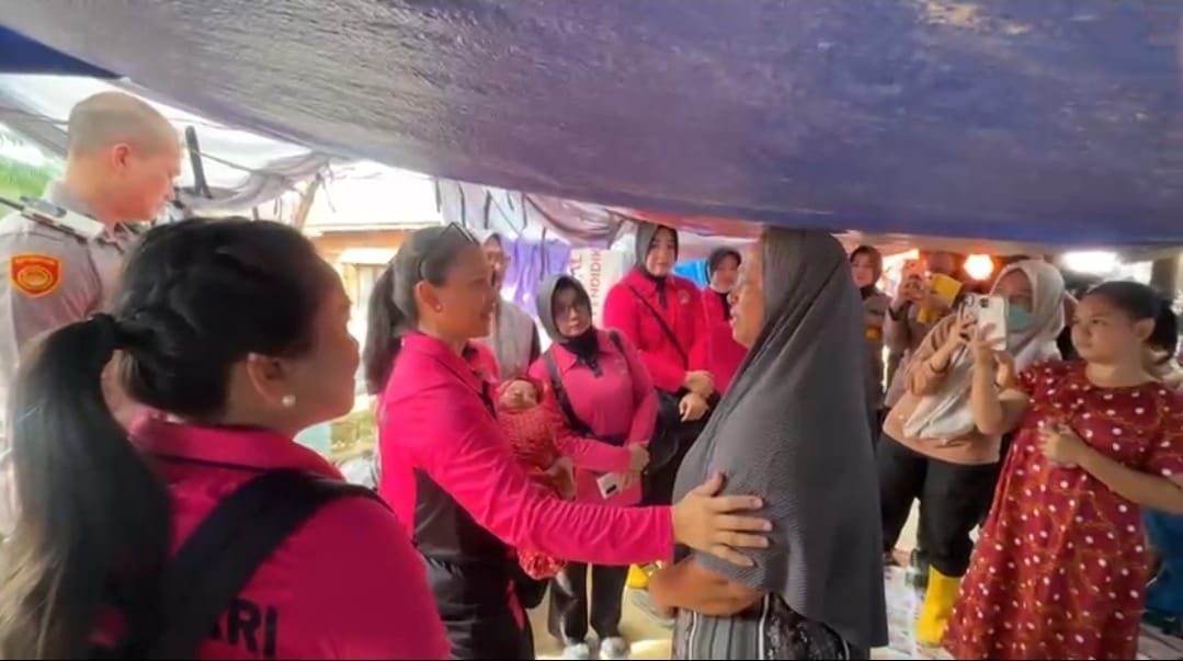 Ketum Bhayangkari Hadir di Tengah Pengungsi Aceh Tamiang, Bawa Bantuan dan Hiburan untuk Pulihkan Trauma Warga