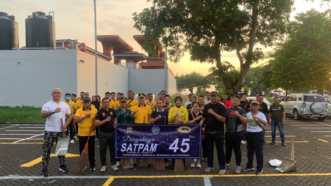 Peringati HUT Satpam ke-45, Ditbinmas Polda Bali Gelar Beach Cleaning di Pantai Bangsal